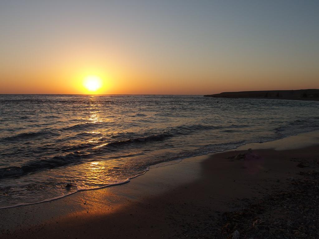Roots Red Sea Hotel El Qoseir Bagian luar foto